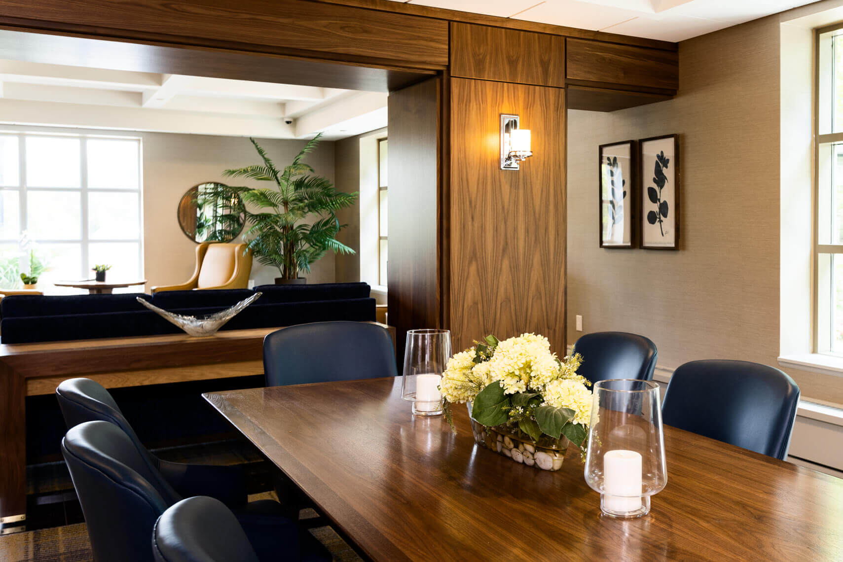 Large Table and Seating Area, Parkland on the Glen (Mississauga, Ontario)