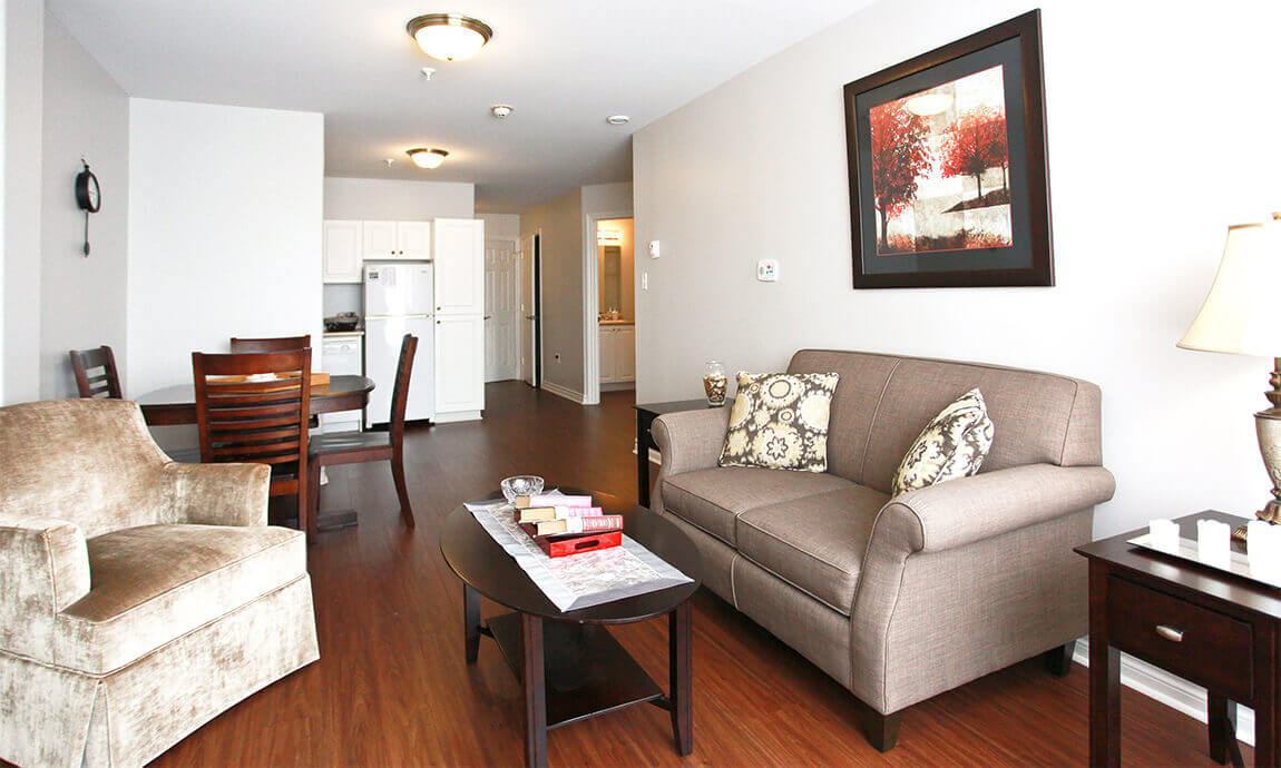 Suite Living room, with seating and a table in the centre.